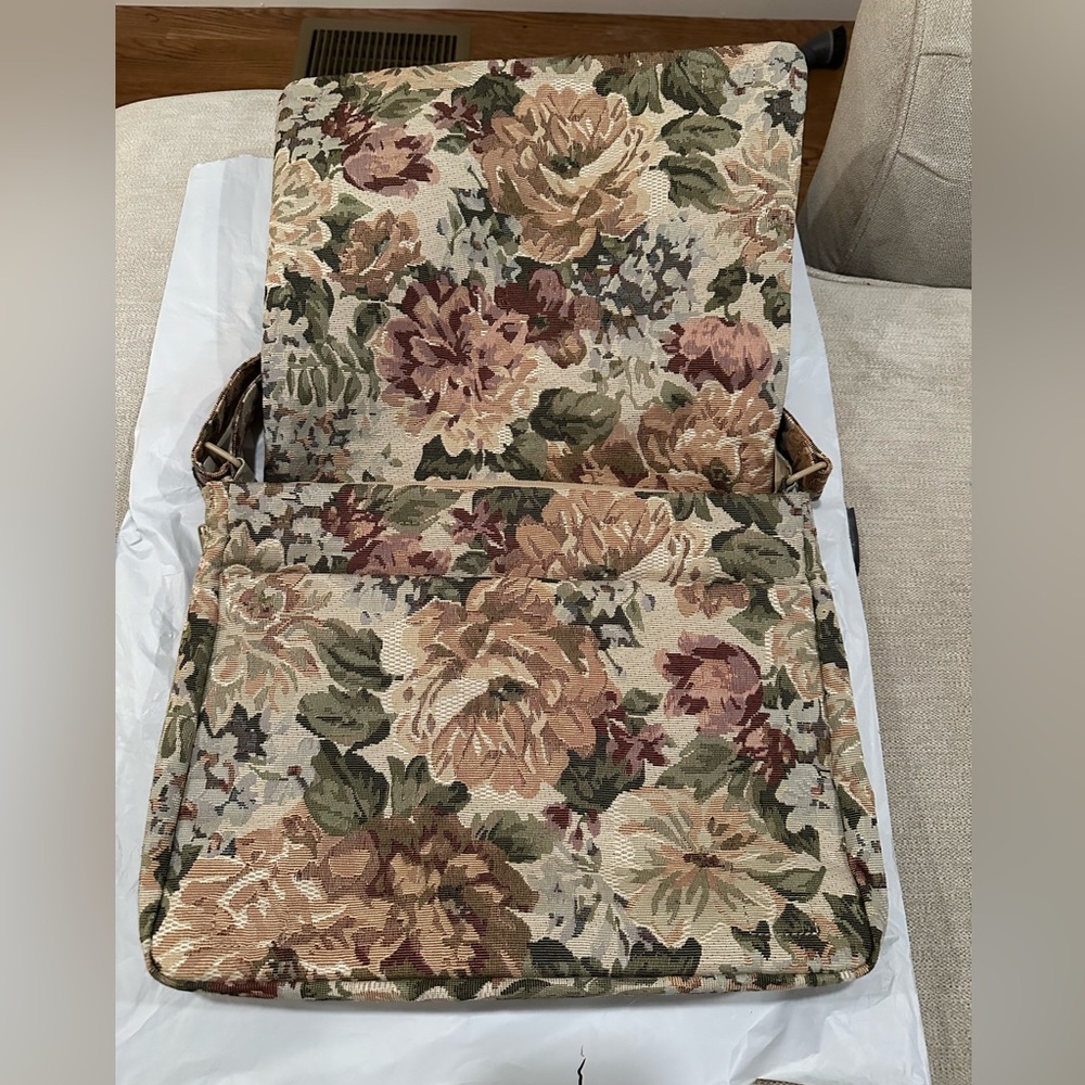 NWT Beis Expandable Messenger Tote in Vintage Floral - Picture 3 of 9